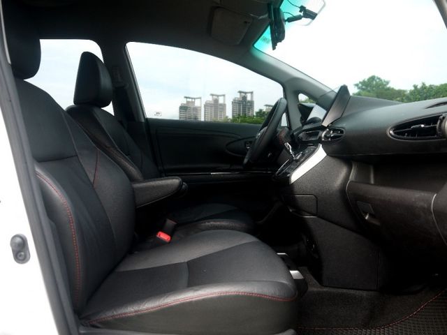 Toyota  Wish 2014 年白色 Wish 就像是車界中的「萬金  第14張相片
