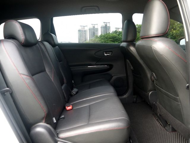 Toyota  Wish 2014 年白色 Wish 就像是車界中的「萬金  第15張相片