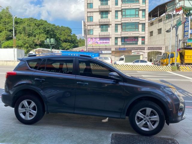 Toyota  RAV4 【全台最暢銷運動休旅、精選天窗及雙色內裝皮  第5張相片