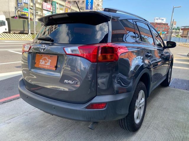 Toyota  RAV4 【全台最暢銷運動休旅、精選天窗及雙色內裝皮  第7張相片