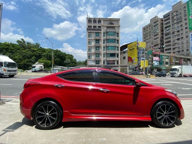 Hyundai  Elantra  第5張相片