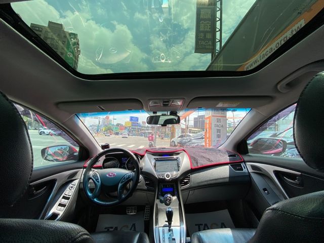 Hyundai  Elantra  第9張相片