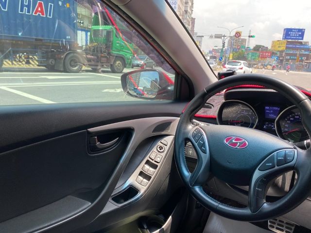 Hyundai  Elantra  第10張相片