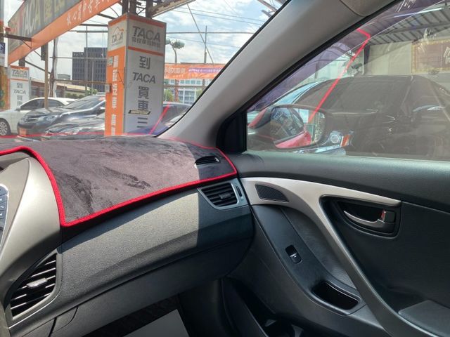 Hyundai  Elantra  第12張相片