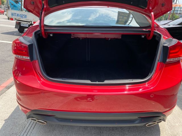 Hyundai  Elantra  第17張相片