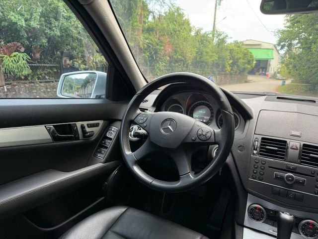 Mercedes-Benz/賓士   C-CLASS  C300  第8張相片