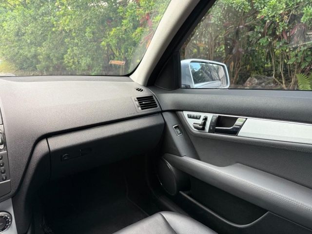 Mercedes-Benz/賓士   C-CLASS  C300  第9張相片