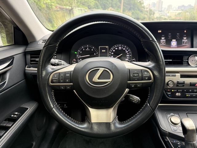 Lexus  ES200  第9張相片