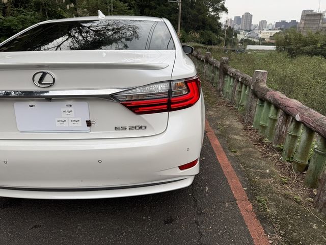 Lexus  ES200  第14張相片