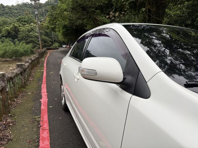 Toyota  Altis 【省油好開｜天窗｜定速、恆溫｜七速｜原鈑件｜抬頭顯示器｜代步首  第4張相片