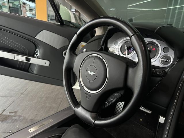 Aston Martin Vantage  第15張相片