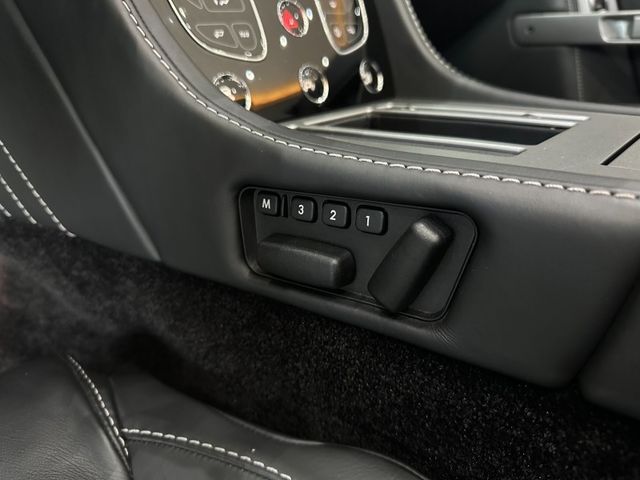 Aston Martin Vantage  第17張相片