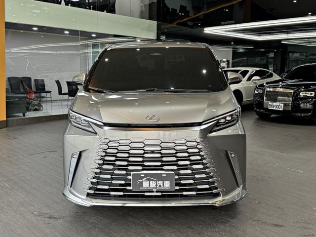 Lexus LM  第2張相片