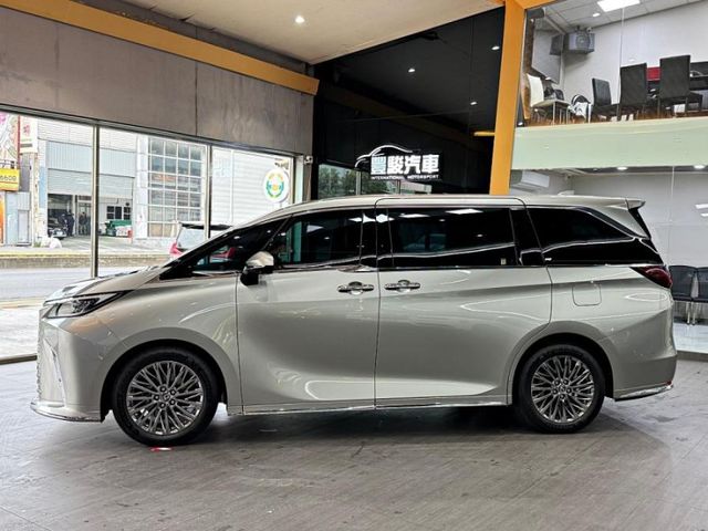 Lexus LM  第3張相片