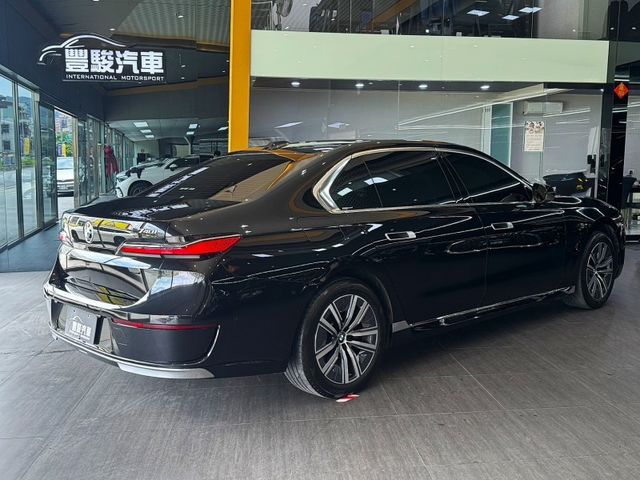 豐駿精選好車 2022 735i Luxury總代理 5AU跟車 抬顯 B&W  第2張相片
