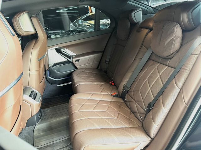 豐駿精選好車 2022 735i Luxury總代理 5AU跟車 抬顯 B&W  第6張相片