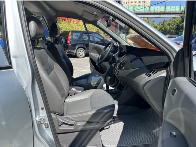 Mitsubishi  Zinger ~TACA優良車商~*(小林汽車)* 正2011年 僅跑11萬 MITSUBISHI ZINGER 三菱 勁哥 2.4 銀色 後出風口 S  第3張相片