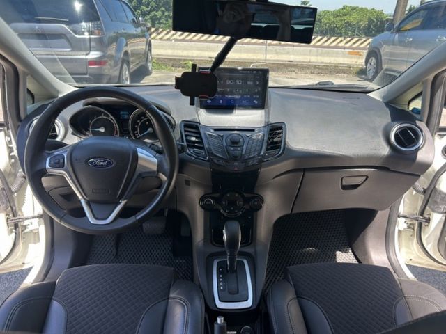 Ford/福特  Fiesta ~TACA優良車商~*(小林汽車)* 正2014年 FORD FIESTA 福特 菲斯塔 1.0 五門 白色 渦輪 運  第6張相片