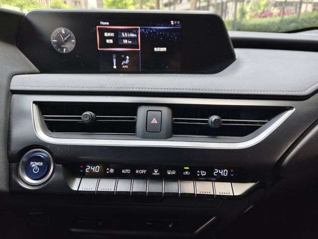 Lexus  UX250h  第13張相片