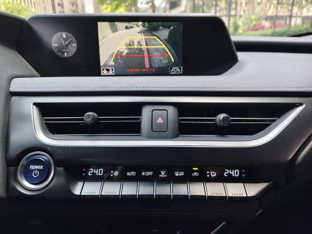 Lexus  UX250h  第14張相片