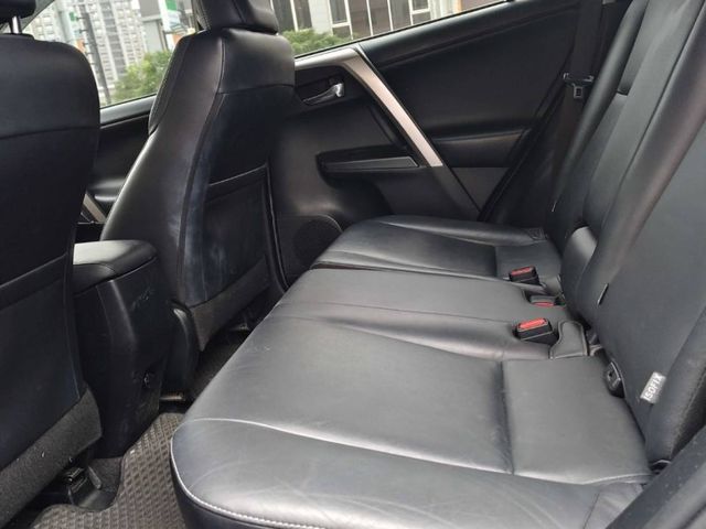 Toyota  RAV4 ???? 耐開又保值！熱門休旅首選！ ✨ 2017 Toyota RAV4 2.0   第5張相片
