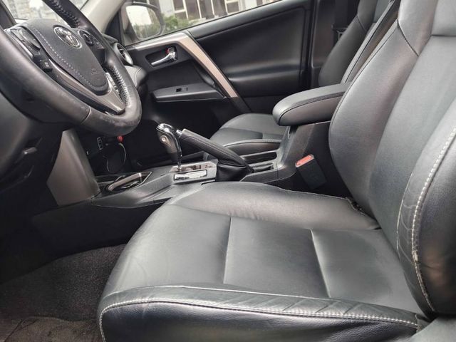 Toyota  RAV4 ???? 耐開又保值！熱門休旅首選！ ✨ 2017 Toyota RAV4 2.0   第6張相片