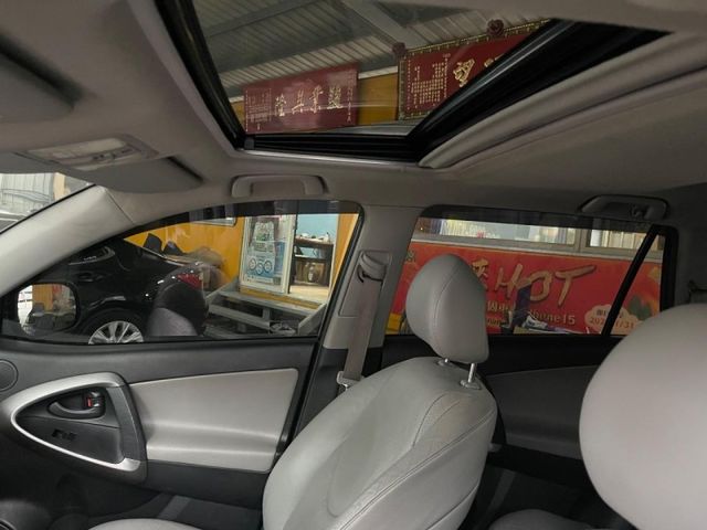 Toyota  RAV4 很便宜實用休旅車無待修有天窗有電  第8張相片
