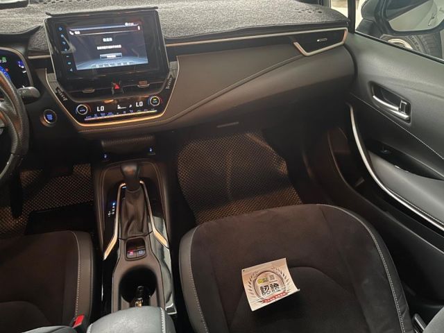 Toyota  Auris 2021型Corolla sport旗艦版黑屋頂賽車椅跑  第13張相片