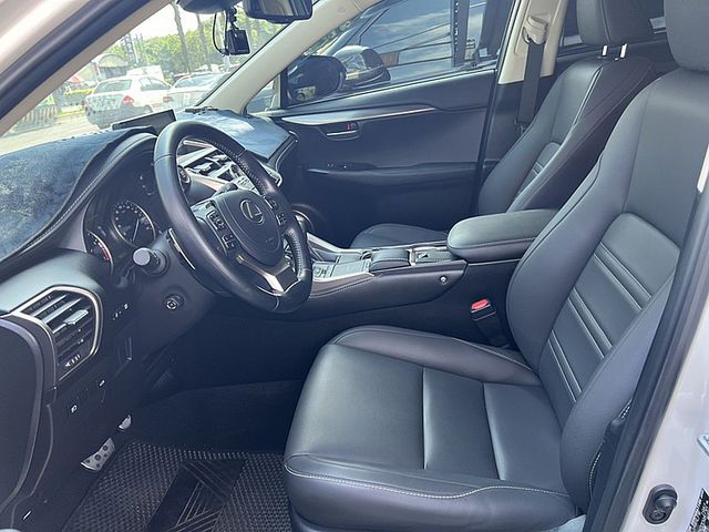 Lexus NX  第7張相片