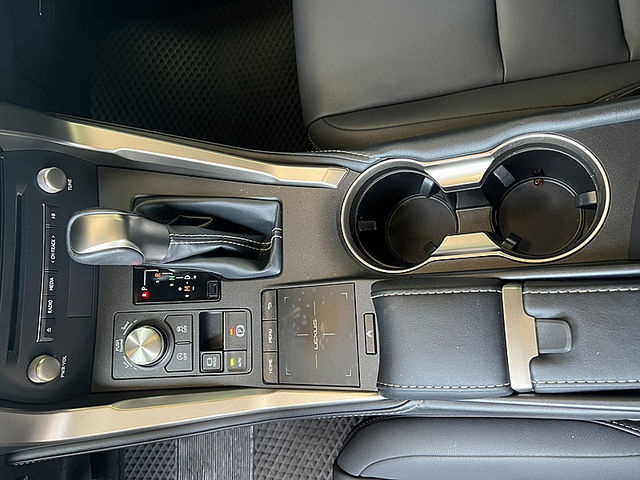 Lexus NX  第13張相片