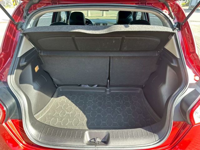 Nissan  Tiida  第14張相片