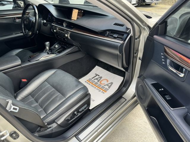 Lexus  ES 2016 Lexus ES 300h 旗  第7張相片
