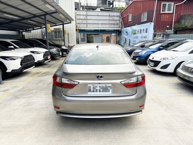 Lexus  ES 2016 Lexus ES 300h 旗  第12張相片