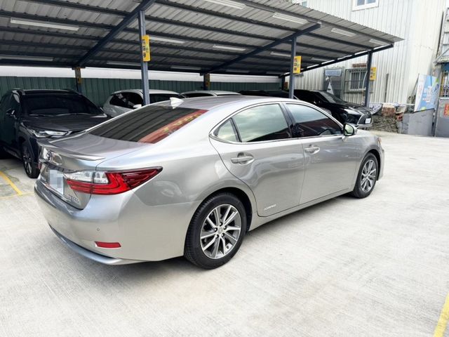 Lexus  ES 2016 Lexus ES 300h 旗  第13張相片