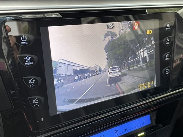 Toyota  Altis 實價刊登★經典款 自用一手車 低里程 光感自動頭燈 定速 恆溫 影音螢幕 享  第12張相片
