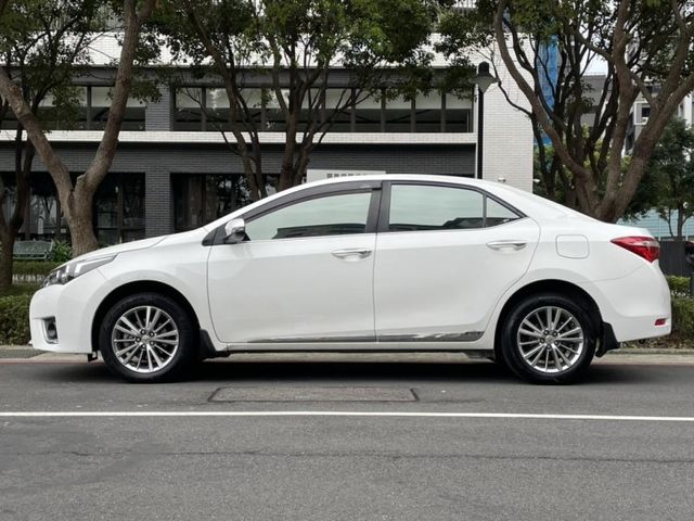 Toyota  Altis 實價刊登★經典款 自用一手車 低里程 光感自動頭燈 定速 恆溫 影音螢幕 享  第16張相片