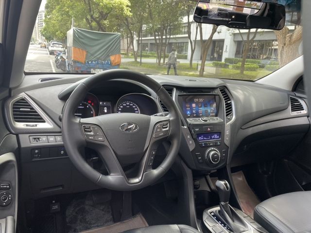 Hyundai  Santa Fe 實價刊登★小改款極美跑少 5+2人座 認證原版件 定速 恆溫 電動椅 多功能  第3張相片