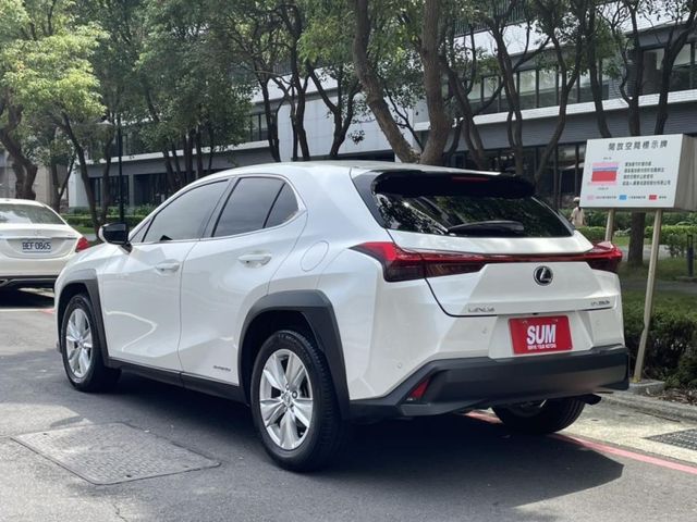 Lexus  UX250h 實價刊登★20年式UX250豪華款 免鑰摸門 跟車 盲點 電尾門 CarPl  第2張相片