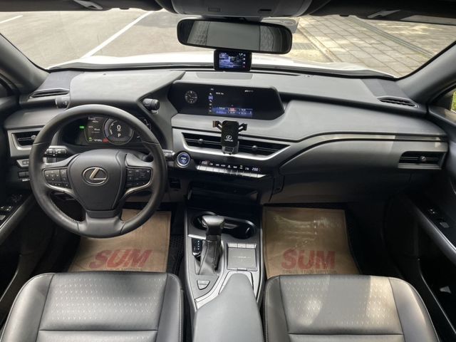 Lexus  UX250h 實價刊登★20年式UX250豪華款 免鑰摸門 跟車 盲點 電尾門 CarPl  第3張相片