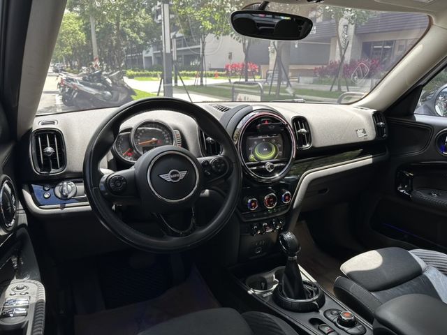 MINI  Countryman 〈總代理F60 經典可愛熊貓雙色〉原版件/原廠保養低里程/免鑰/LED頭燈/定速/循跡/記憶電椅/恆溫/電子駐車/電  第3張相片
