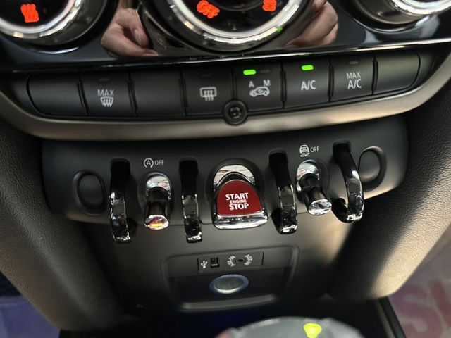 MINI  Countryman 〈總代理F60 經典可愛熊貓雙色〉原版件/原廠保養低里程/免鑰/LED頭燈/定速/循跡/記憶電椅/恆溫/電子駐車/電  第7張相片