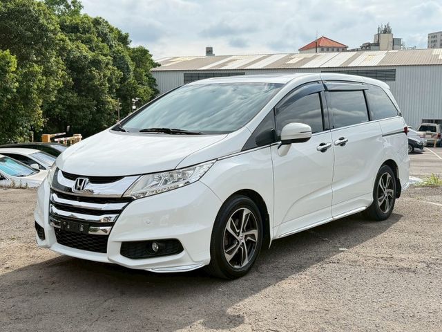 配備環景影像與倒車輔助，市區停車更輕鬆。  第1張相片