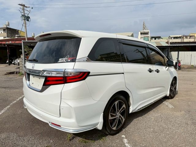 配備環景影像與倒車輔助，市區停車更輕鬆。  第3張相片