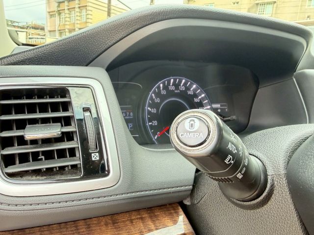 配備環景影像與倒車輔助，市區停車更輕鬆。  第11張相片