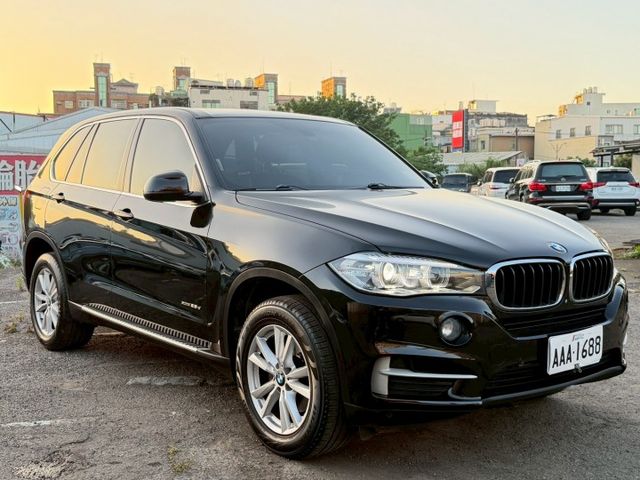 xDrive 四輪驅動系統 柴油渦輪動力 倒車顯影 停車輔助雷達 iDrive 多媒體系統 皮質座椅 雙區恆溫空調 電動  第1張相片