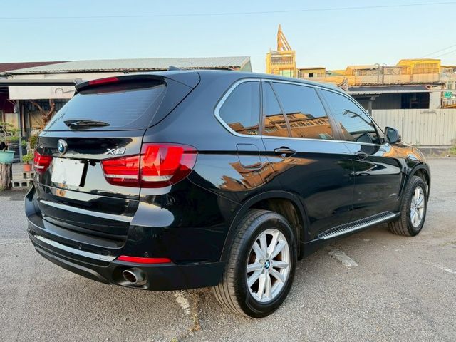 xDrive 四輪驅動系統 柴油渦輪動力 倒車顯影 停車輔助雷達 iDrive 多媒體系統 皮質座椅 雙區恆溫空調 電動  第2張相片