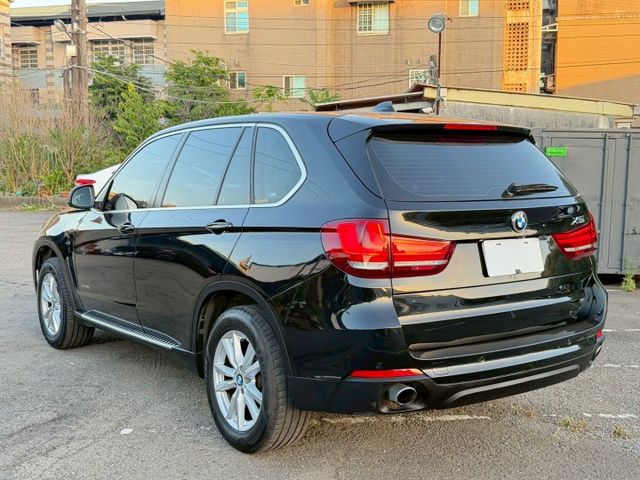 xDrive 四輪驅動系統 柴油渦輪動力 倒車顯影 停車輔助雷達 iDrive 多媒體系統 皮質座椅 雙區恆溫空調 電動  第3張相片