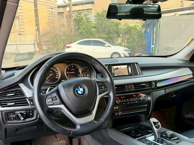xDrive 四輪驅動系統 柴油渦輪動力 倒車顯影 停車輔助雷達 iDrive 多媒體系統 皮質座椅 雙區恆溫空調 電動  第5張相片