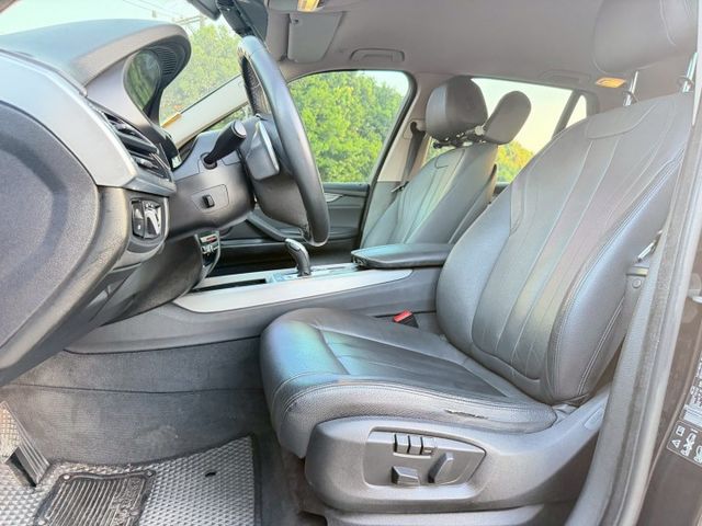 xDrive 四輪驅動系統 柴油渦輪動力 倒車顯影 停車輔助雷達 iDrive 多媒體系統 皮質座椅 雙區恆溫空調 電動  第7張相片