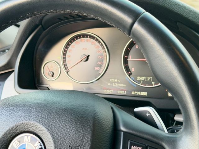 xDrive 四輪驅動系統 柴油渦輪動力 倒車顯影 停車輔助雷達 iDrive 多媒體系統 皮質座椅 雙區恆溫空調 電動  第8張相片